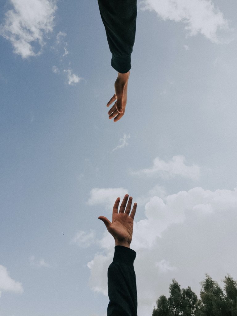 Dos manos que se buscan contra el cielo